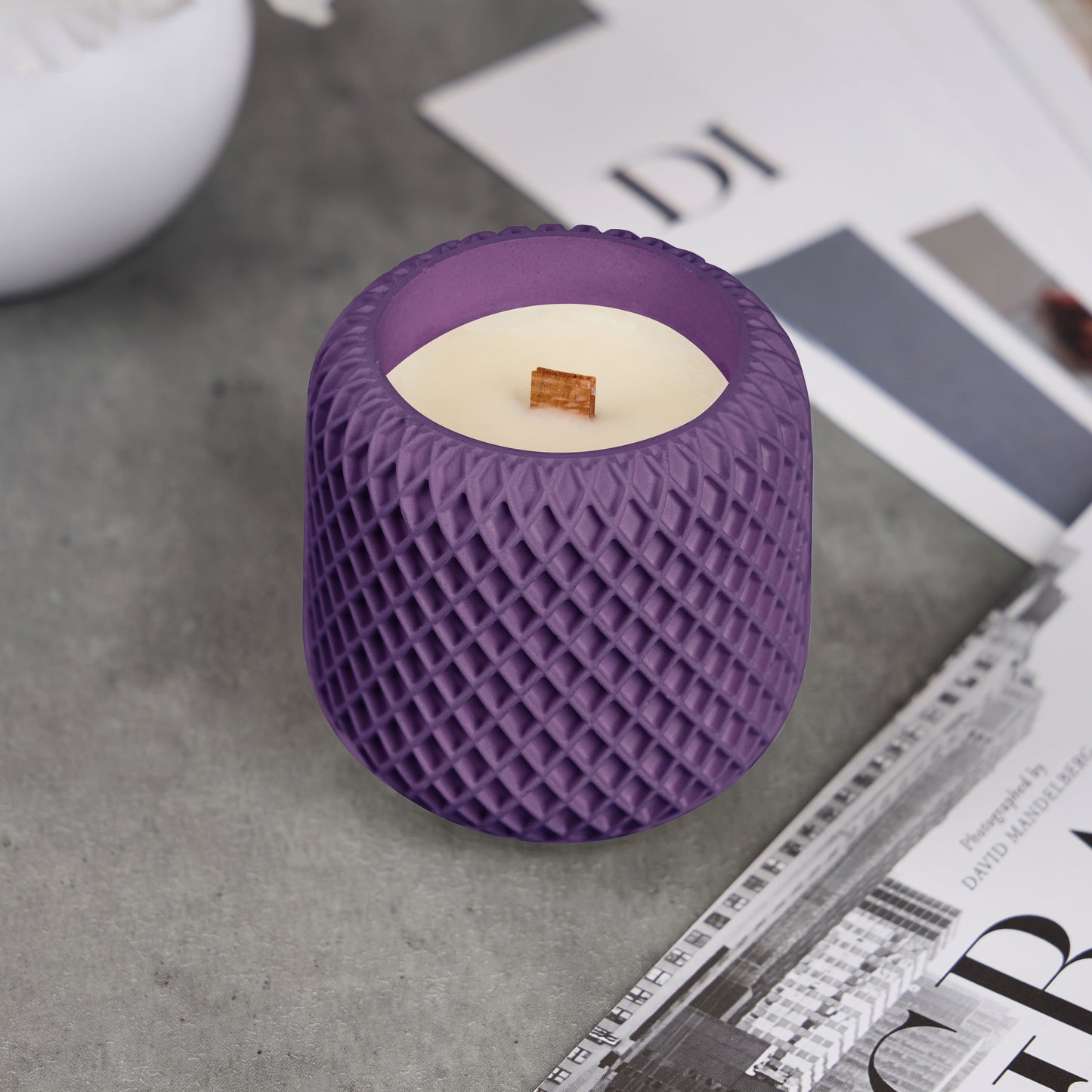 Vela perfumada de cera de soja en un moderno frasco de hormigón: regalo perfecto y decoración para el hogar.