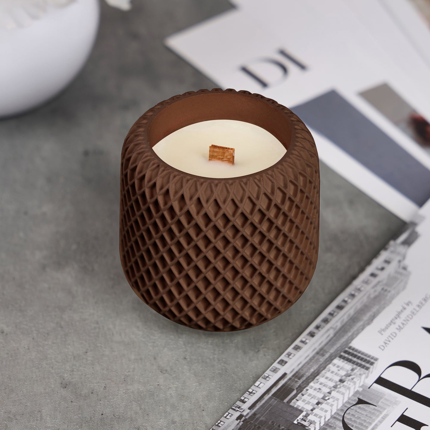Vela perfumada de cera de soja en un moderno frasco de hormigón: regalo perfecto y decoración para el hogar.