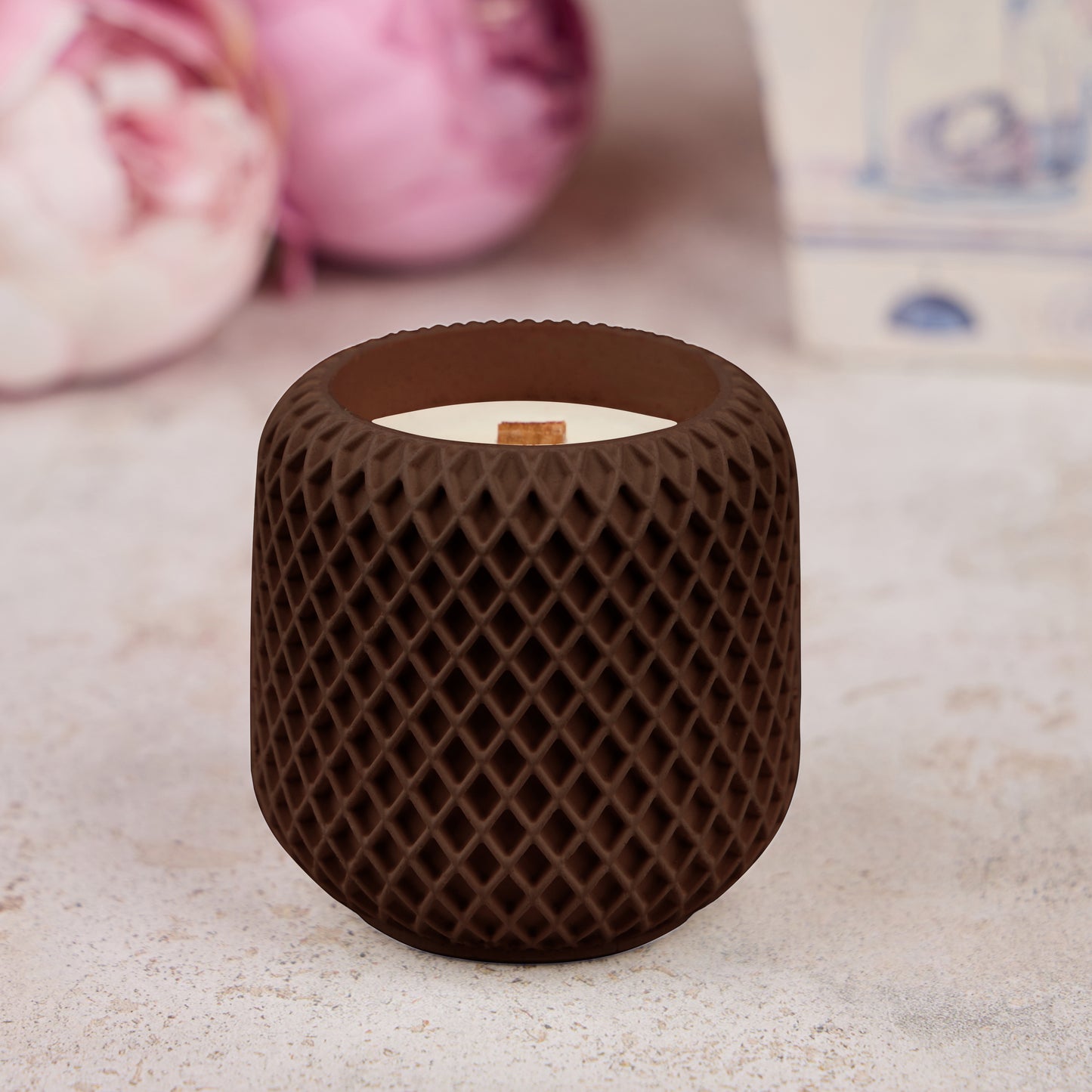 Vela perfumada de cera de soja en un moderno frasco de hormigón: regalo perfecto y decoración para el hogar.