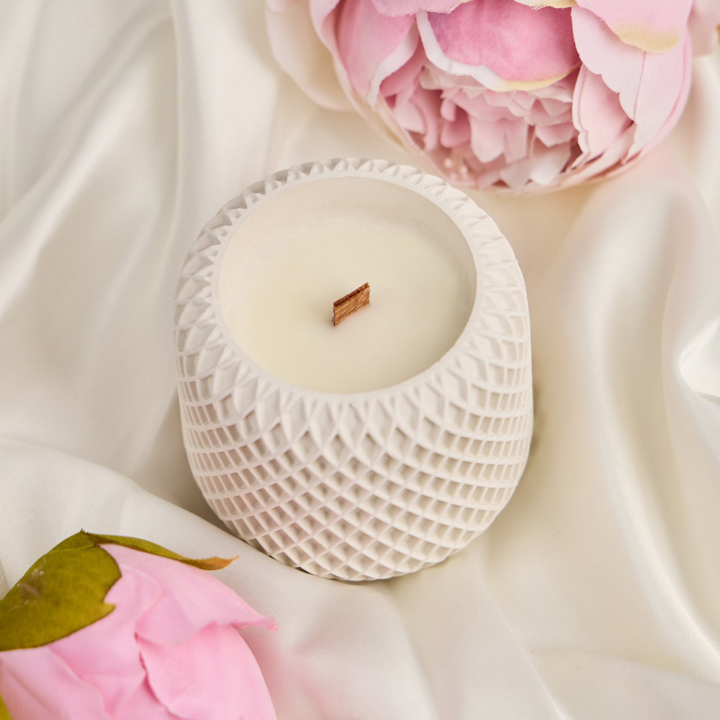 Vela perfumada de cera de soja en un moderno frasco de hormigón: regalo perfecto y decoración para el hogar.