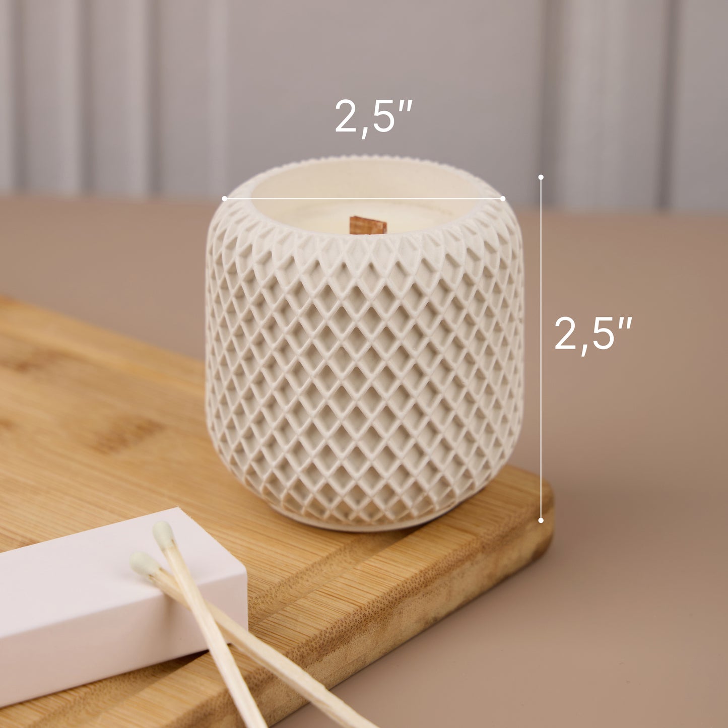 Vela perfumada de cera de soja en un moderno frasco de hormigón: regalo perfecto y decoración para el hogar.