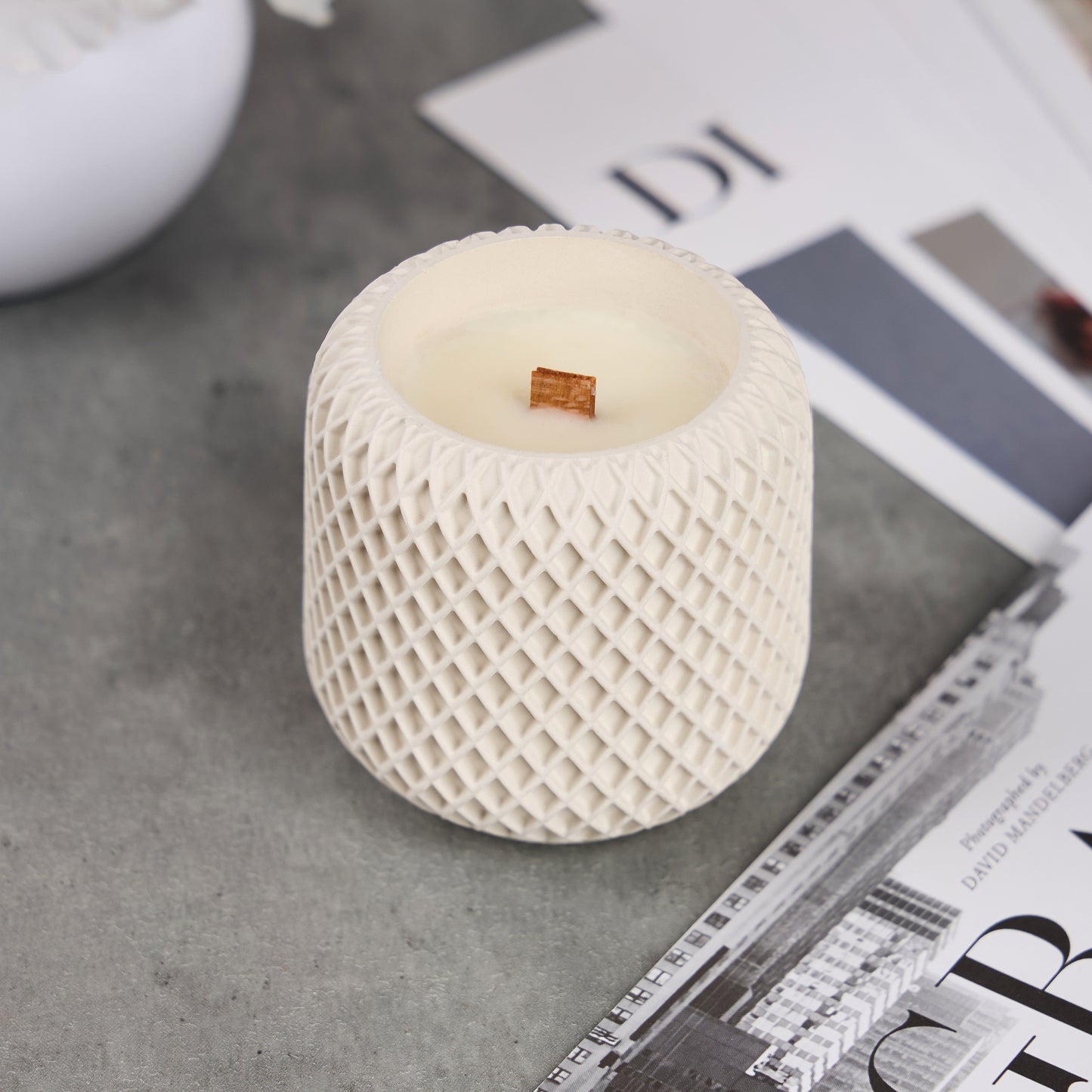Vela perfumada de cera de soja en un moderno frasco de hormigón: regalo perfecto y decoración para el hogar.